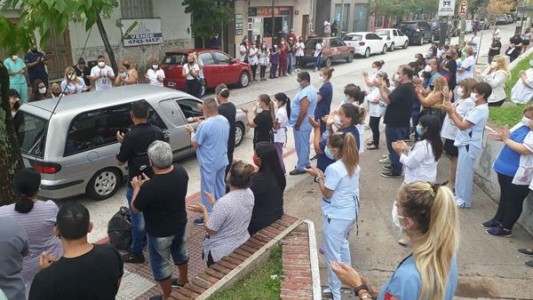 Video conmovedor: todos los médicos y enfermeros de un hospital despidieron a "un ser de luz"