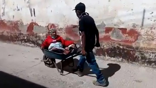 Video: lleva en carretilla a su mamá de 100 años a vacunarse contra el coronavirus