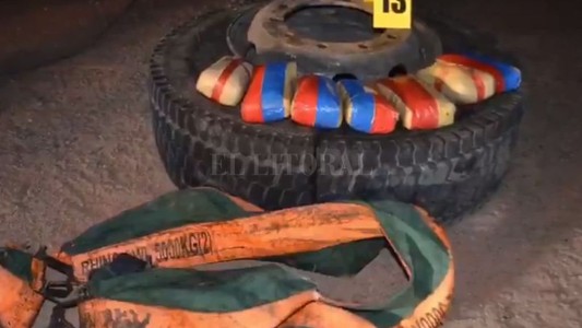 Un can antinarcóticos permitió el secuestro de 273 kilos de cocaína dentro de las cubiertas de un camión