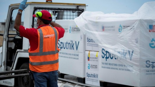 Científicos rusos aseguran que la vacuna Sputnik V funciona bien contra las nuevas variantes de COVID-19