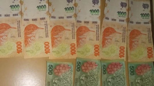 Insólito: se enojó por un control policial y arrojó dinero al aire