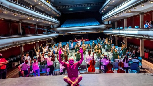 Pura emoción. Abel Pintos sorprendió a chicas y chicos de bandas municipales