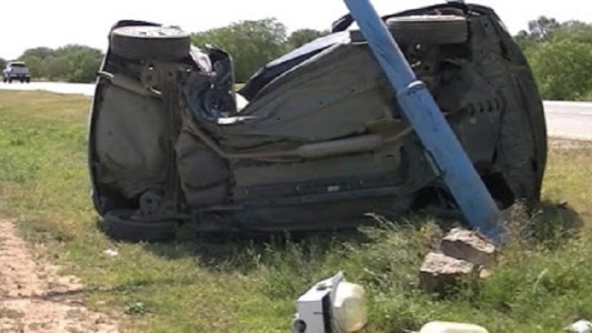 Chocó de frente contra un camión y dos de los seis ocupantes del auto murieron