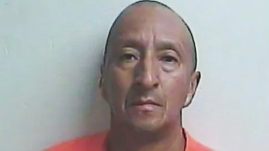 Descubrió que su esposa era infiel, fue a lo del amante, le cortó el pene y huyó del lugar con el órgano