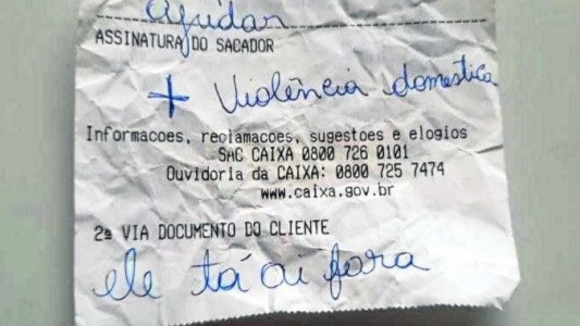 El dramático mensaje de una mujer víctima de violencia de género en un ticket bancario: "Él está ahí afuera"