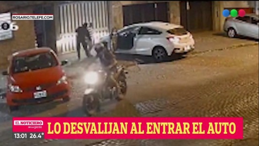 Video: motochorros robaron a un hombre mientras guardaba su auto en la cochera