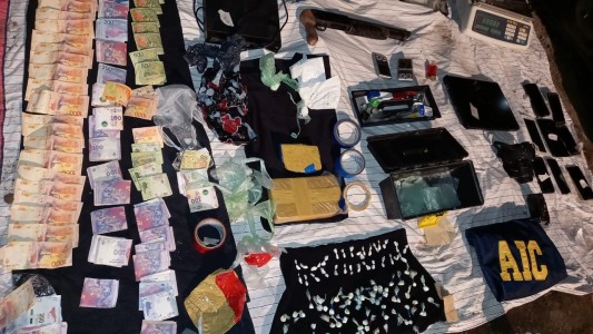 Allanamientos en Funes: dos detenidos y secuestro de cocaína y armas