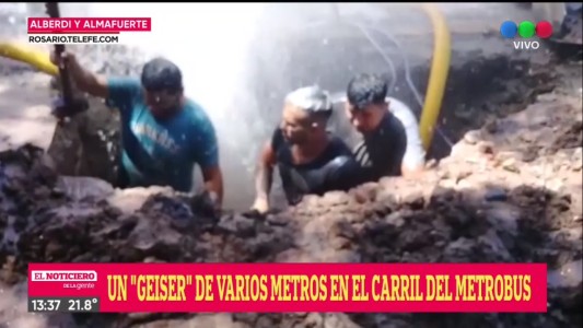 Rotura de caño y pérdida tipo fuente en Alberdi y Almafuerte