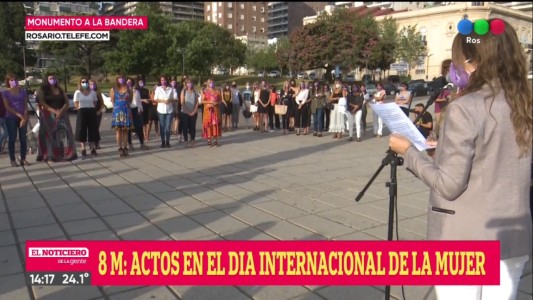 8M: izaron la bandera en el Monumento en homenaje a las mujeres