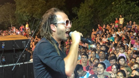 Otra polémica: El cantante "El Tiburón Valdez" fue vacunado en Capitán Bermúdez