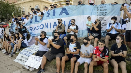 Fanáticos de Maradona marcharon al Monumento y pidieron justicia por su muerte