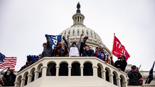 El último jefe del Pentágono de Trump dice que el expresidente incitó a los manifestantes