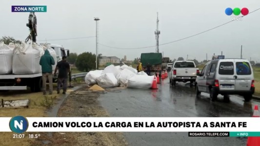 Volcó camión con arena y complicó circulación en acceso a Circunvalación