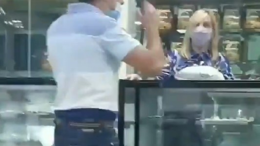 Cliente indignado porque le pesaron el papel de las masas finas