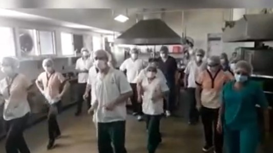 A un año de la pandemia los médicos del Perrupato hacen un baile que se vuelve viral