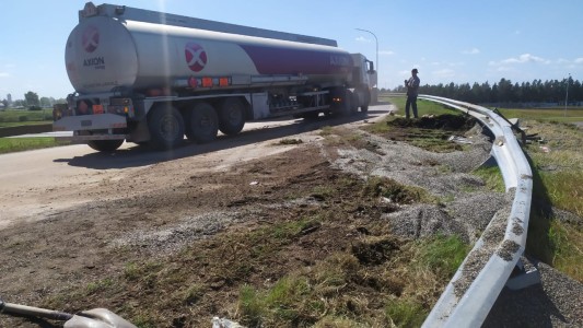 Un camión de carga colisionó contra el guardarrail del Acceso Sur de San Lorenzo