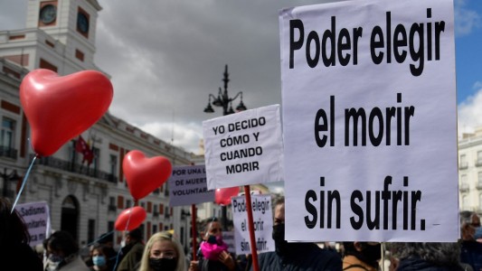 España legaliza la eutanasia y el suicidio asistido: "Hoy somos un país más humano, más justo y más libre"