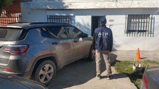 Allanaron a seis jefes policiales acusados de alterar evidencia por un crimen en Bermúdez