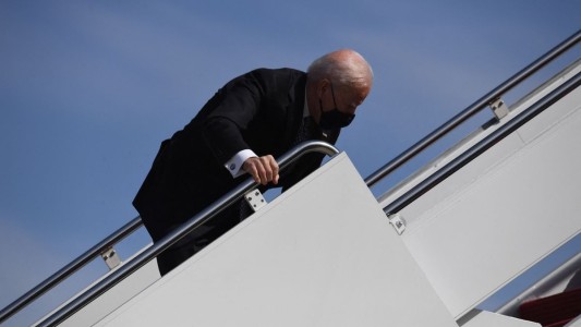 Video: el momento de la caída de Joe Biden mientras subía al avión presidencial