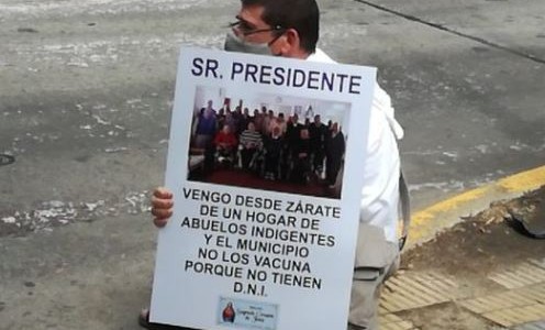 El drama de los adultos mayores en situación de calle: “Sin DNI no hay vacuna”