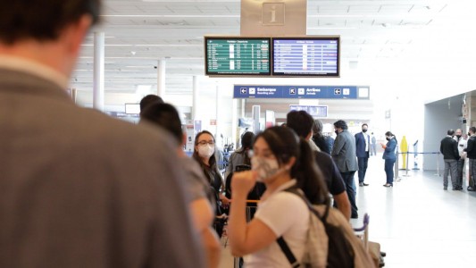 El Gobierno restringirá los viajes a Brasil y los argentinos que ingresen del exterior deberán pagarse el hisopado (1)