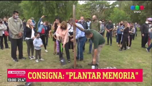 Homenaje: Javkin encabezó la plantación de árboles en el Bosque de la Memoria