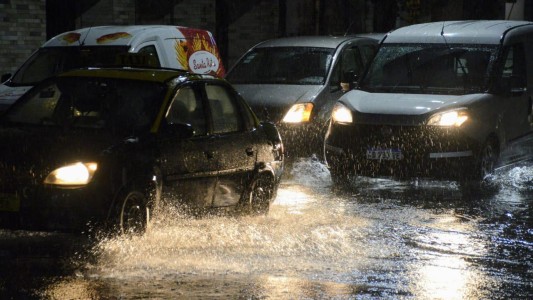 El jueves comenzó con diluvio y continúa vigente el alerta naranja