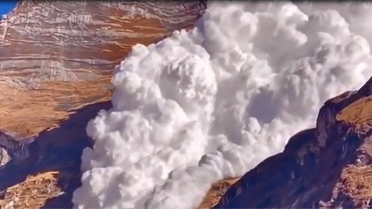 Impresionante "avalancha de nubes" en Nepal