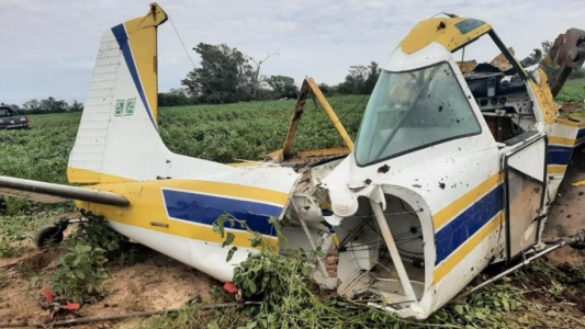 Un avión que fumigaba en un campo se precipitó a tierra, el piloto sufrió graves heridas