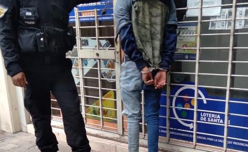 Detuvieron a un joven por robar un celular armado con un cuchillo