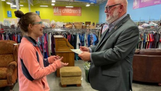 Encontró 42 mil dólares en un pullover que había sido donado, lo devolvió y recibió recompensa