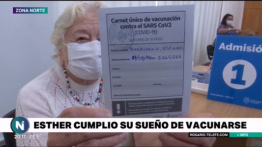Esther cumplió su sueño de vacunarse