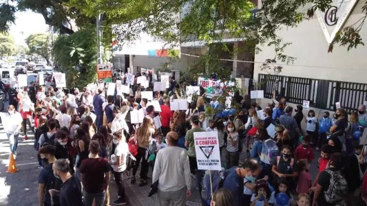 Realizaron un abrazo al Centro Educativo Latinoamericano por el conflicto de los terrenos