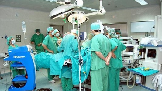 Suspendieron todas las cirugías programadas en la provincia para resguardar las camas críticas