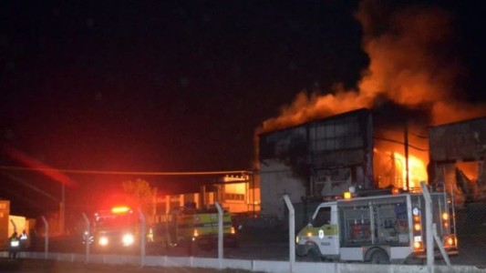 Un incendio arrasó la planta industrial de una empresa emblema de Tandil