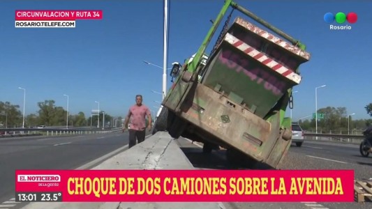 Dos camiones chocaron por Circunvalación y uno de ellos quedó sobre el cantero central