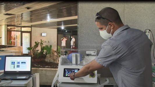 Cuba fabrica su propio material médico contra coronavirus por el embargo