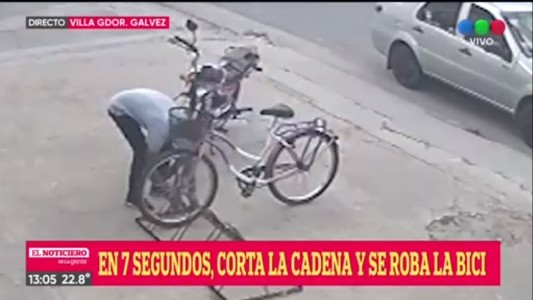 Tiempo récord: en siete segundos cortó la linga y se robó una bicicleta