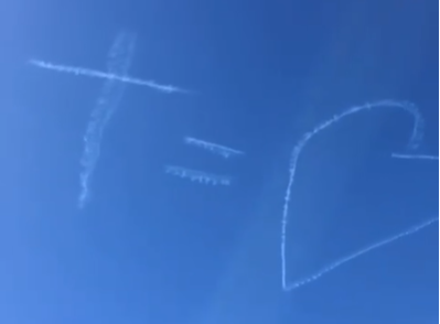 Una cruz y un corazón sobre el cielo de Rosario