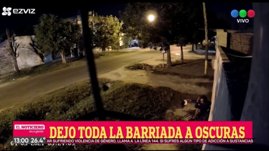 Mirá cómo se roban los cables y dejan al barrio sin luz
