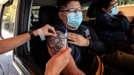 Por qué los casos de covid-19 son récord en Chile pese a tener el 45% de su población vacunada