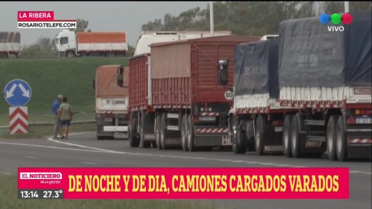 Kilómetros de camiones sobre la autopista