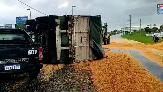 Impresionante vuelco en el ingreso a Rosario de Autopista Rosario Buenos Aires