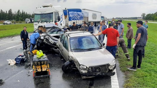 Choque múltiple: auto quedó hecho un bollo de hierros y rescataron a conductor