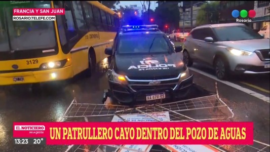 Una camioneta de la Policía impactó contra un corralito de Aguas y cayó en el pozo