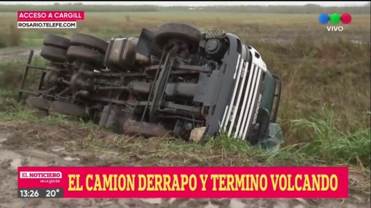 Un camión volcó a la vera del ingreso a Cargill