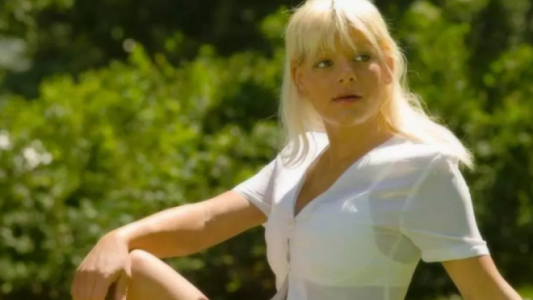 La modelo alemana que oscureció su piel quiere irse a vivir a Kenia