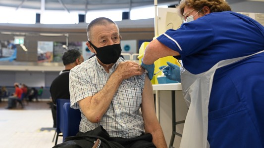 Reino Unido logró su objetivo de vacunar con al menos una dosis a los mayores de 50 años