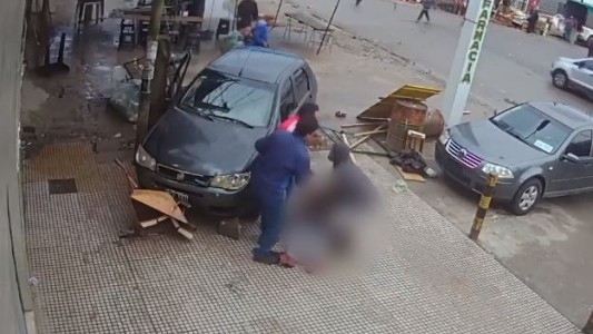 Video: Un auto atropella a una mujer que armaba un puesto de venta en la calle