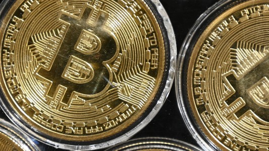 El bitcoin superó los US$ 63.000 y batió su récord de cotización